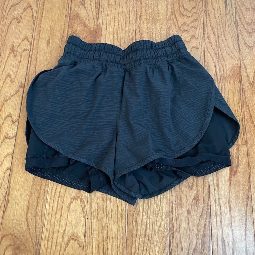 Lululemon 2-in-1 shorts sz 6 in textured black